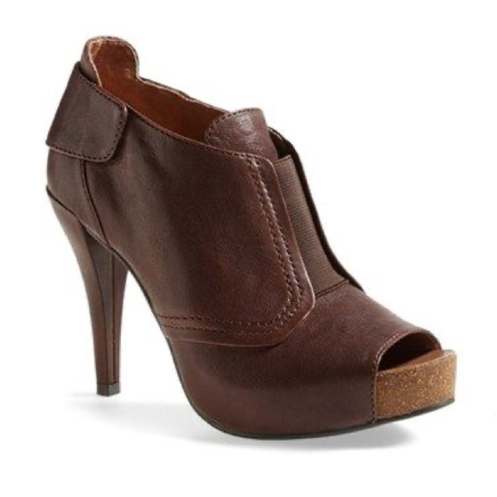 NWB Vince Camuto Pernot peep toe booties. US size 10M in color burly brown
